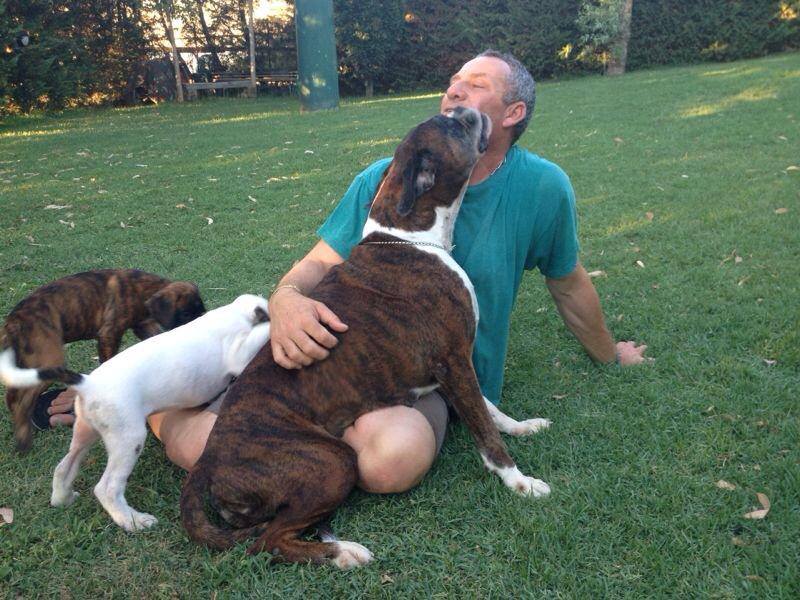 Stefano Bartolini gioca con i propri boxer